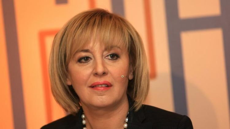 Манолова претърпя лека катастрофа и се оплака, че я следят