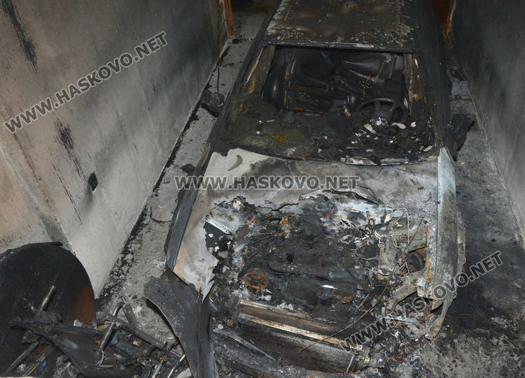 Изгоря колата на Руснака в подземен гараж
