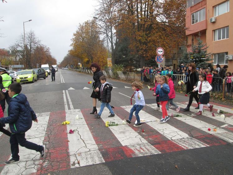 Пътна полиция с препоръки за безопасност на движението през учебната година