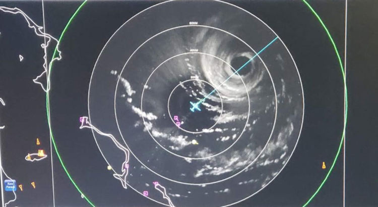 Ужасяващ покой в окото на урагана, мощни светкавици наоколо (видео)