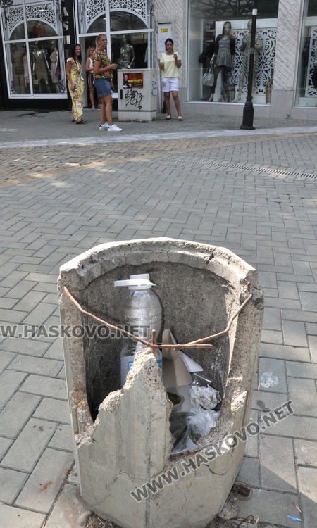 Хасковлии: Вандали и психично болни трошат бетонните кошове за боклук