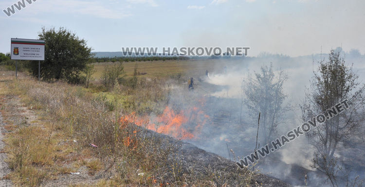 Пожар избухна край международния път Е-80