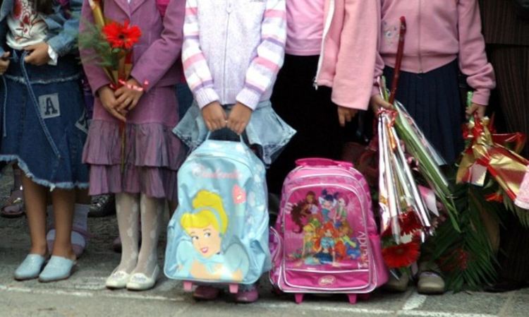 Заради поправка в закона 250-те лева за първокласници вече се изплащат на два пъти