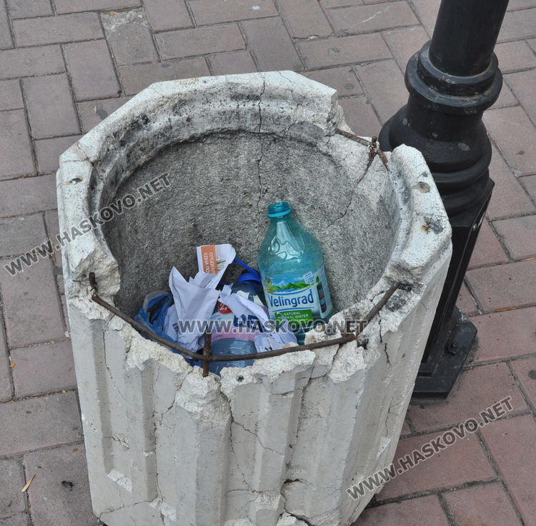 Хасковлии: Вандали и психично болни трошат бетонните кошове за боклук