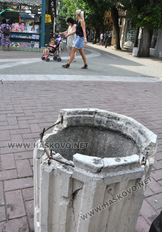 Хасковлии: Вандали и психично болни трошат бетонните кошове за боклук