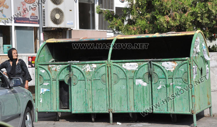 Хасковлии: Вандали и психично болни трошат бетонните кошове за боклук
