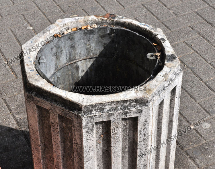 Хасковлии: Вандали и психично болни трошат бетонните кошове за боклук