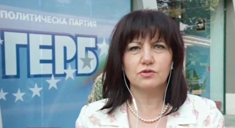 Караянчева: За Манолова е изгодно да се обрисува като супер-жената, изправена срещу всички неправди по тази земя