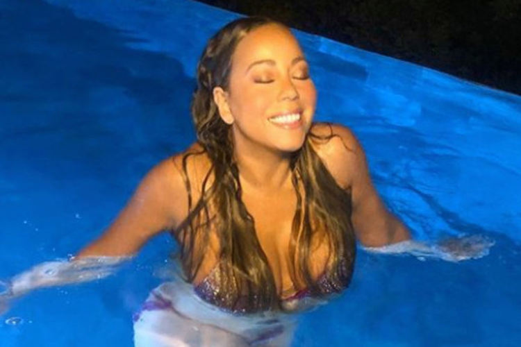 Марая Кери по бански