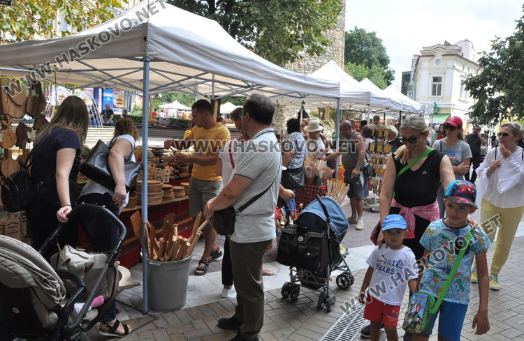 28 занаятчии показват произведенията си в Хасково