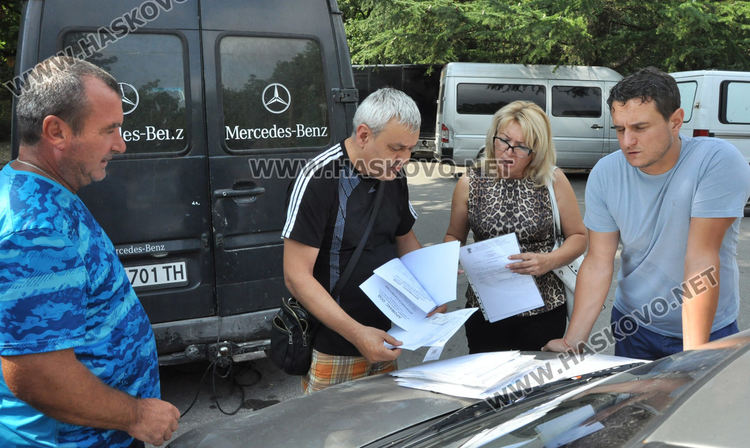 Служители на Областната дирекция по безопасност на храните проверяваха документите на търговците, предлагащи хранителни стоки