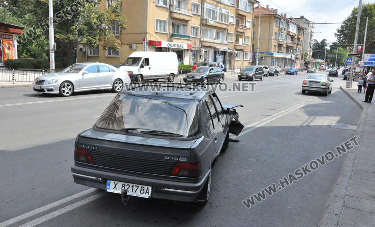 Пежо се разби в Хюндай до ДНА
