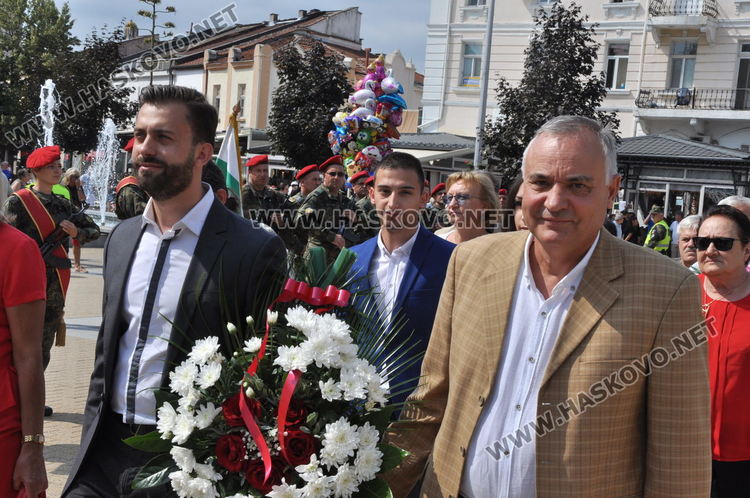 Трима кандидат-кметове отбелязаха Съединението на пл.„Свобода“ в Хасково