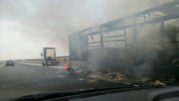 Тираджия се спаси като по чудо, изгоря само ремаркето на камиона