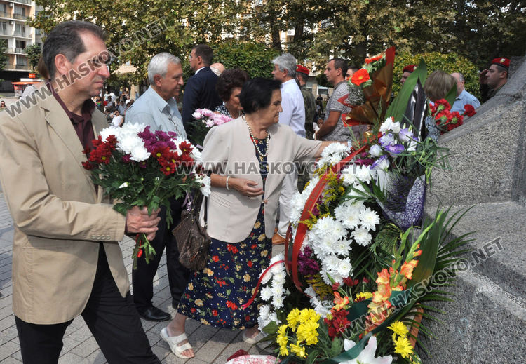 Трима кандидат-кметове отбелязаха Съединението на пл.„Свобода“ в Хасково