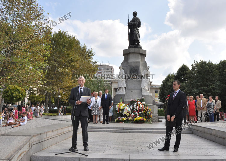 Трима кандидат-кметове отбелязаха Съединението на пл.„Свобода“ в Хасково