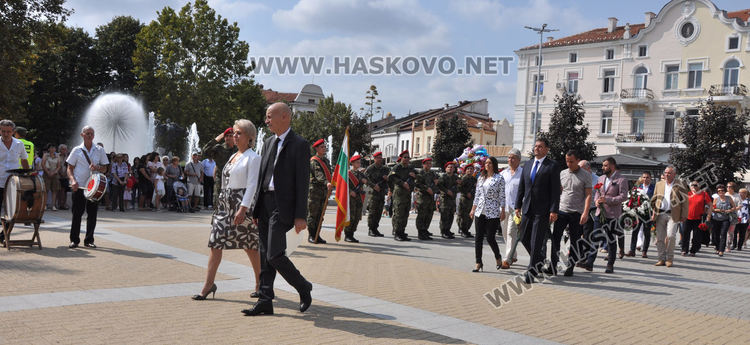 Трима кандидат-кметове отбелязаха Съединението на пл.„Свобода“ в Хасково