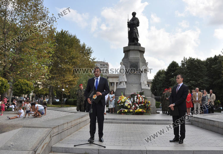 Трима кандидат-кметове отбелязаха Съединението на пл.„Свобода“ в Хасково