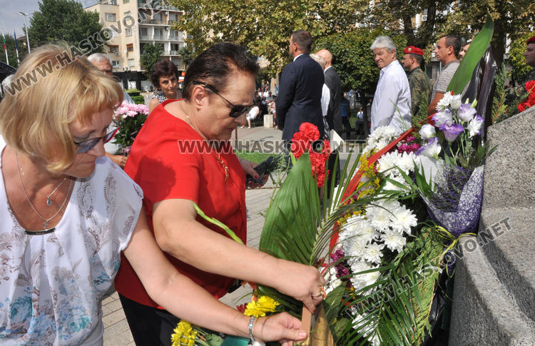 Трима кандидат-кметове отбелязаха Съединението на пл.„Свобода“ в Хасково