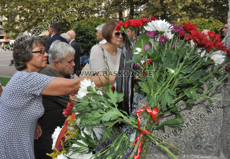 Трима кандидат-кметове отбелязаха Съединението на пл.„Свобода“ в Хасково
