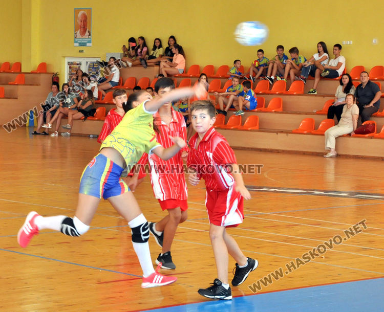 160 деца в турнир по хандбал в зала "Вълчо Даскалов" в Хасково