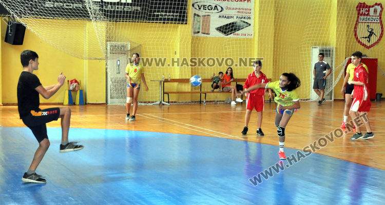 160 деца в турнир по хандбал в зала "Вълчо Даскалов" в Хасково