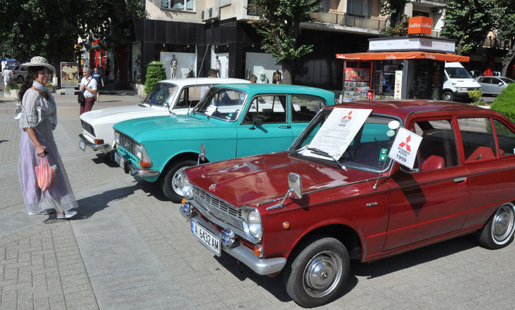 Шевролет Корвет е №1 на ретро парада в Хасково