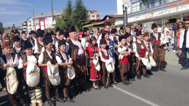Цвета Караянчева поведе шествие през Кърджали, хоро се изви над Водното огледало