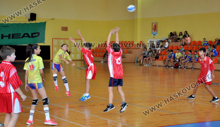 160 деца в турнир по хандбал в зала "Вълчо Даскалов" в Хасково