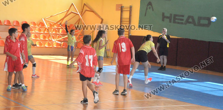 160 деца в турнир по хандбал в зала "Вълчо Даскалов" в Хасково