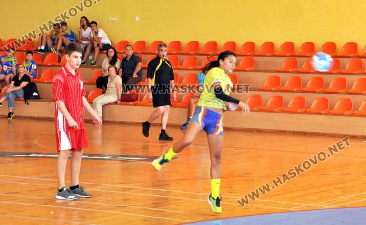 160 деца в турнир по хандбал в зала "Вълчо Даскалов" в Хасково