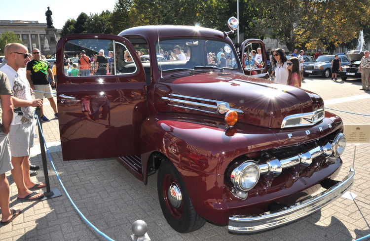 Шевролет Корвет е №1 на ретро парада в Хасково