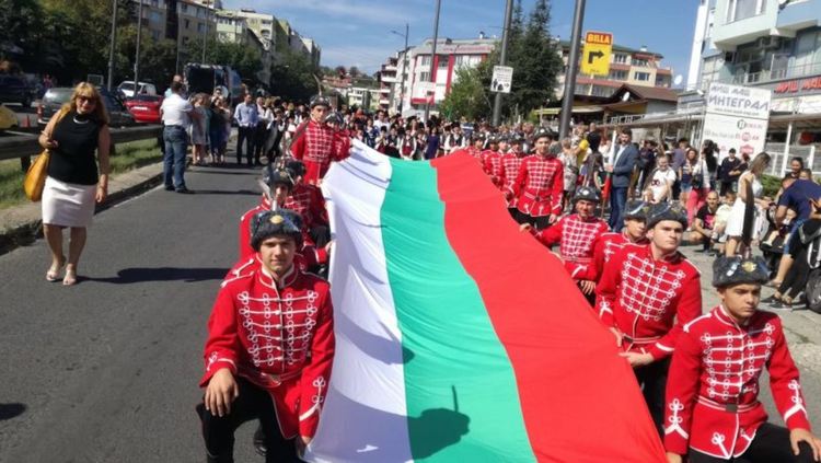 Цвета Караянчева поведе шествие през Кърджали, хоро се изви над Водното огледало
