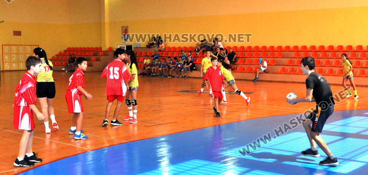 160 деца в турнир по хандбал в зала "Вълчо Даскалов" в Хасково