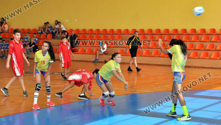 160 деца в турнир по хандбал в зала "Вълчо Даскалов" в Хасково