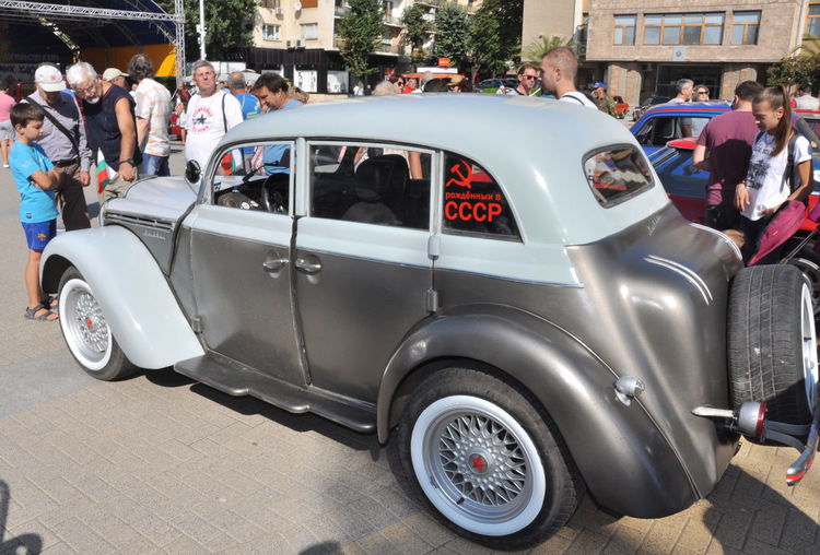 Шевролет Корвет е №1 на ретро парада в Хасково