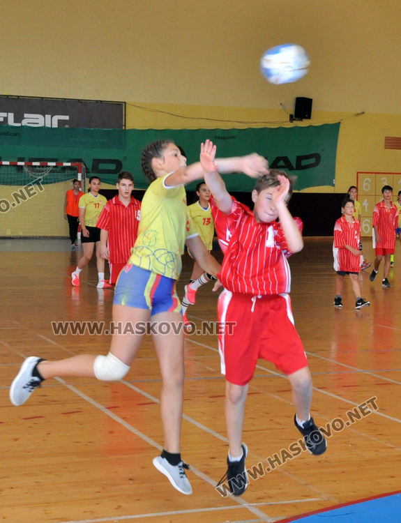 160 деца в турнир по хандбал в зала "Вълчо Даскалов" в Хасково