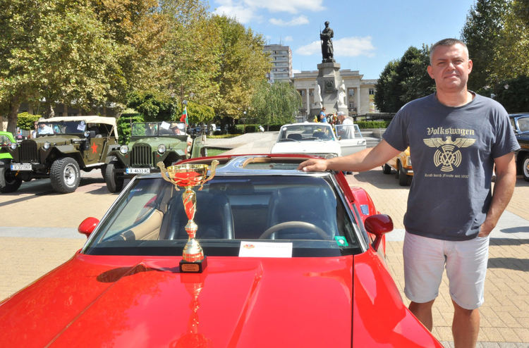 Шевролет Корвет е №1 на ретро парада в Хасково