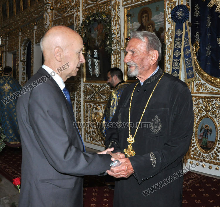 Литургия и празник за отец Антони, издигнаха националното знаме в Деня на Хасково