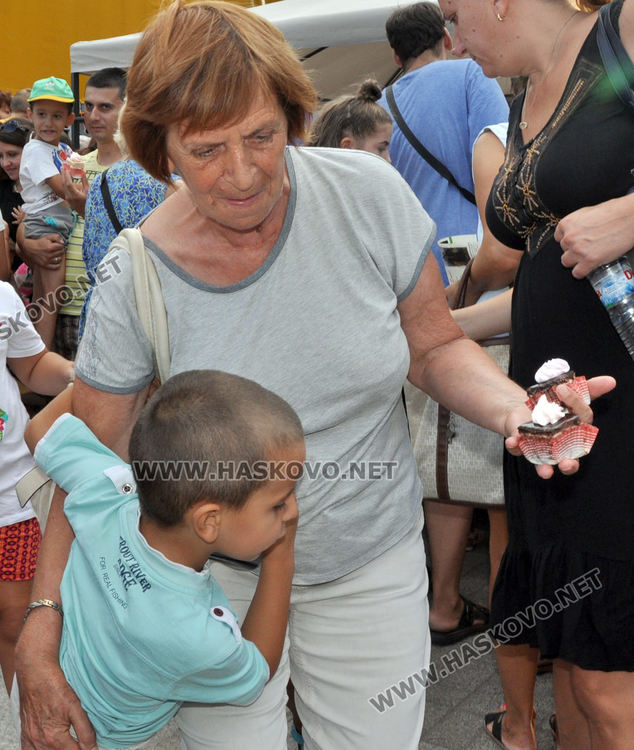 800 парчета торта и спектакъл за децата на Хасково