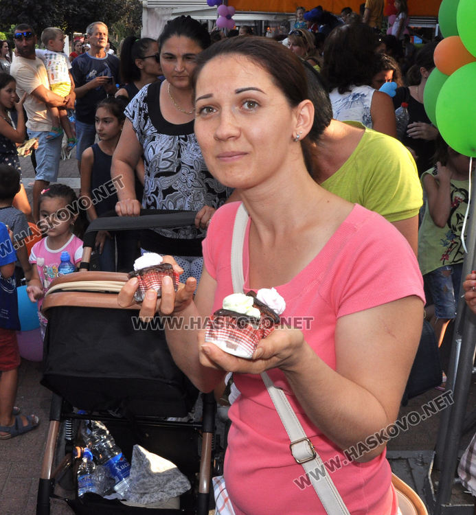 800 парчета торта и спектакъл за децата на Хасково