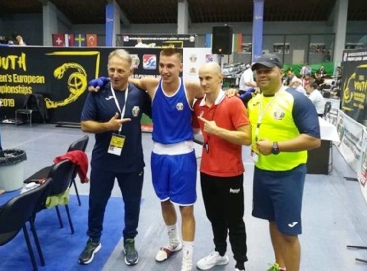 Емирджан Мехмед се класира на полуфинала на Европейското по бокс