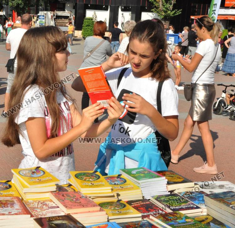 Деца и родители извиха опашка за „Стара хартия за нова книга“ в Хасково
