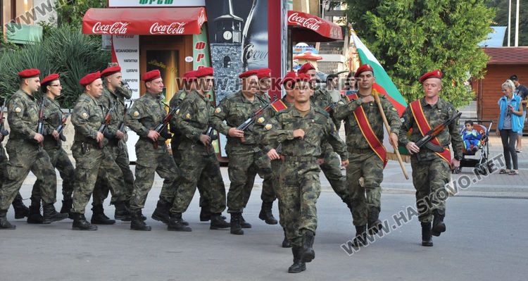 Литургия и празник за отец Антони, издигнаха националното знаме в Деня на Хасково