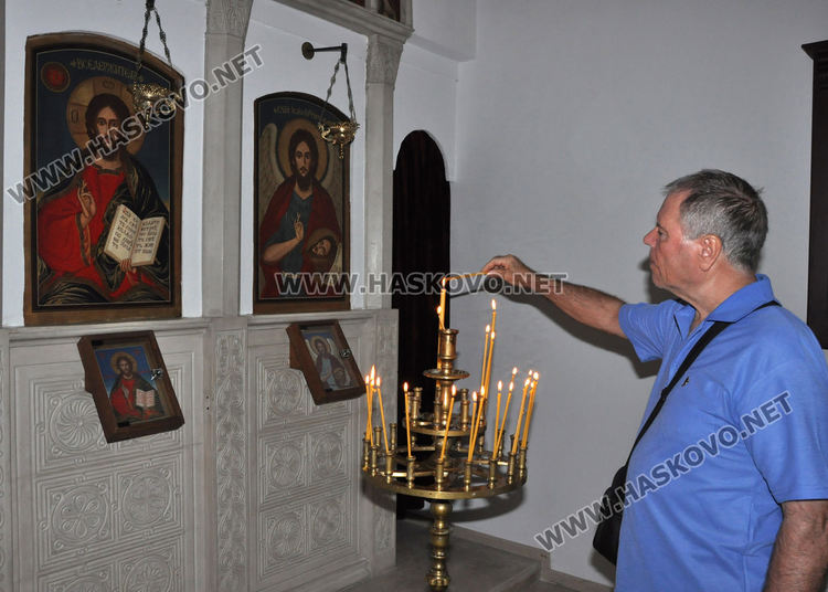 Литургия и празник за отец Антони, издигнаха националното знаме в Деня на Хасково