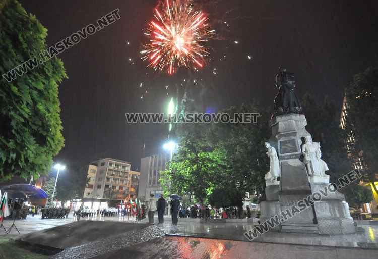 Празнична торта, концерт на Васил Найденов и фойерверки за Деня на Хасково