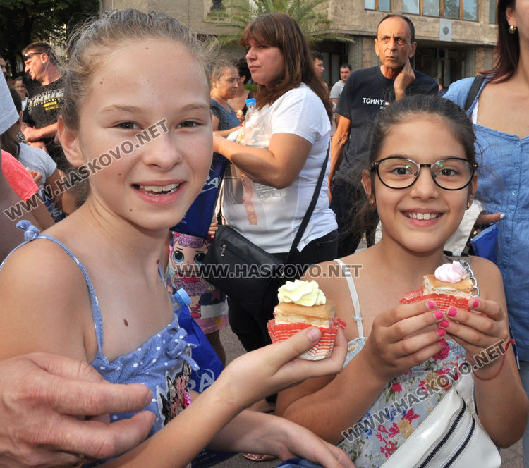 800 парчета торта и спектакъл за децата на Хасково