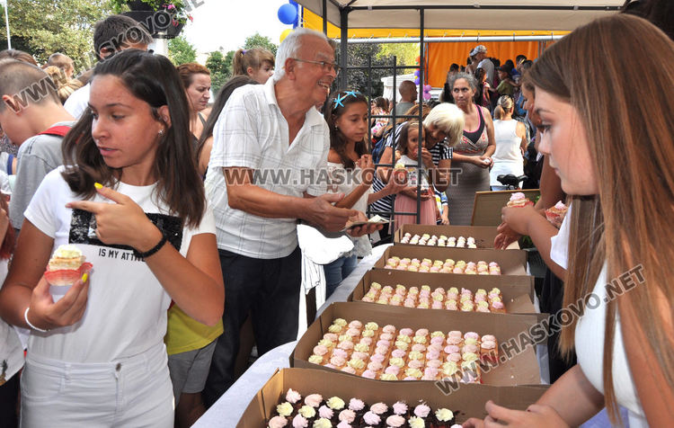 800 парчета торта и спектакъл за децата на Хасково