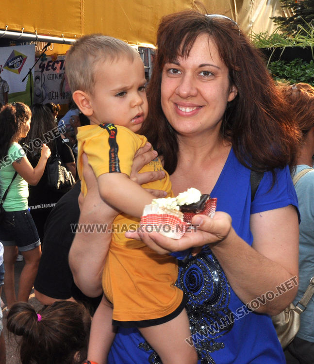 800 парчета торта и спектакъл за децата на Хасково