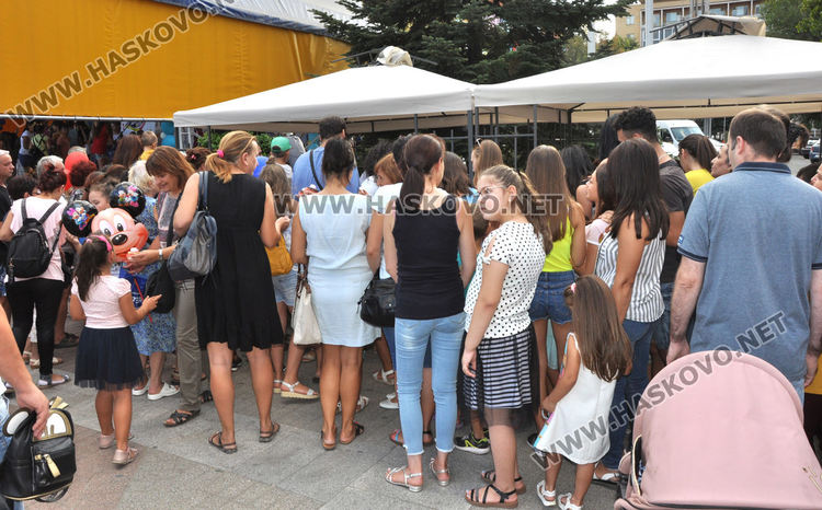 800 парчета торта и спектакъл за децата на Хасково